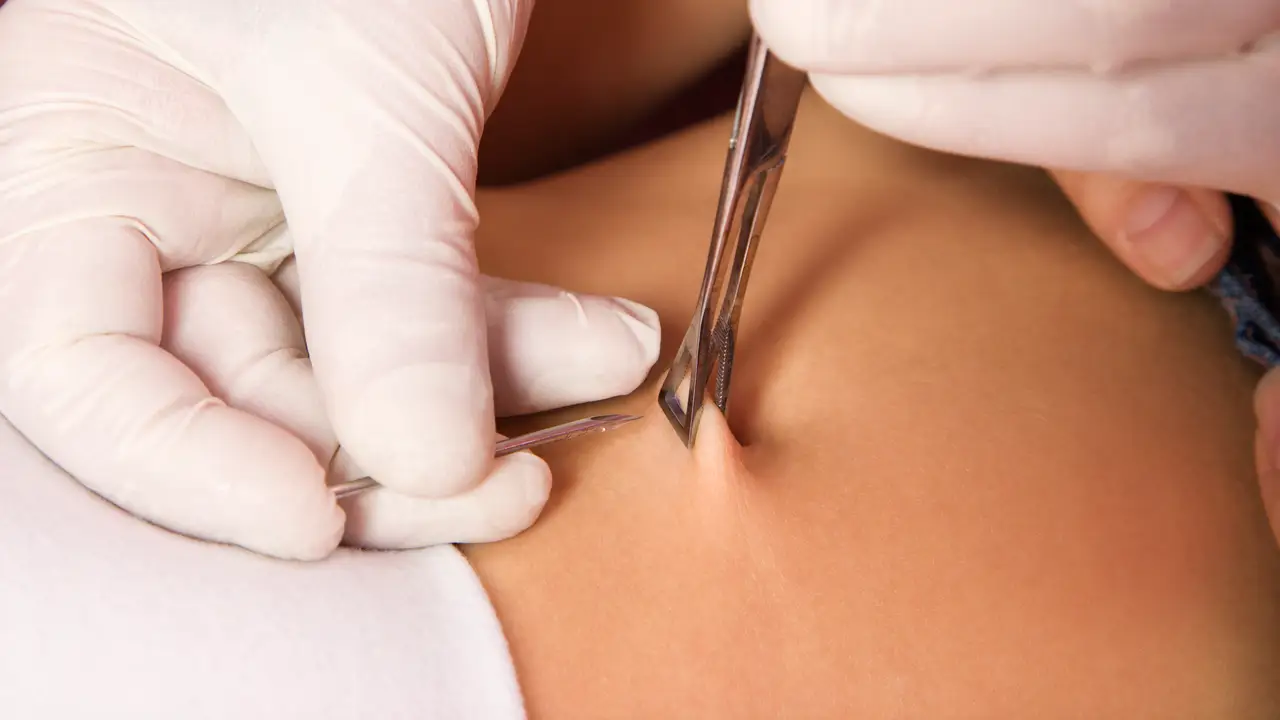 Hacer un piercing Hacer un piercing