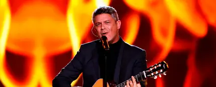 Alejandro Sanz durante una actuación Alejandro Sanz durante una actuación