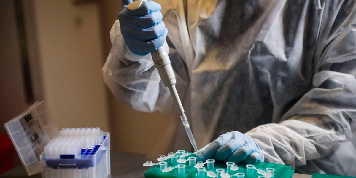 OMS indica que la vacuna no saldrá hasta mediados de 2021