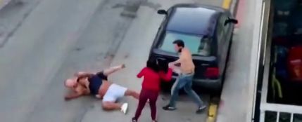 Graban una violenta pelea a puñetazos y patadas por un coche mal aparcado en Girona