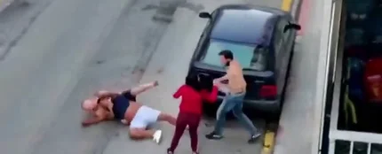 Graban una violenta pelea a puñetazos y patadas por un coche mal aparcado en Girona Graban una violenta pelea a puñetazos y patadas por un coche mal aparcado en Girona