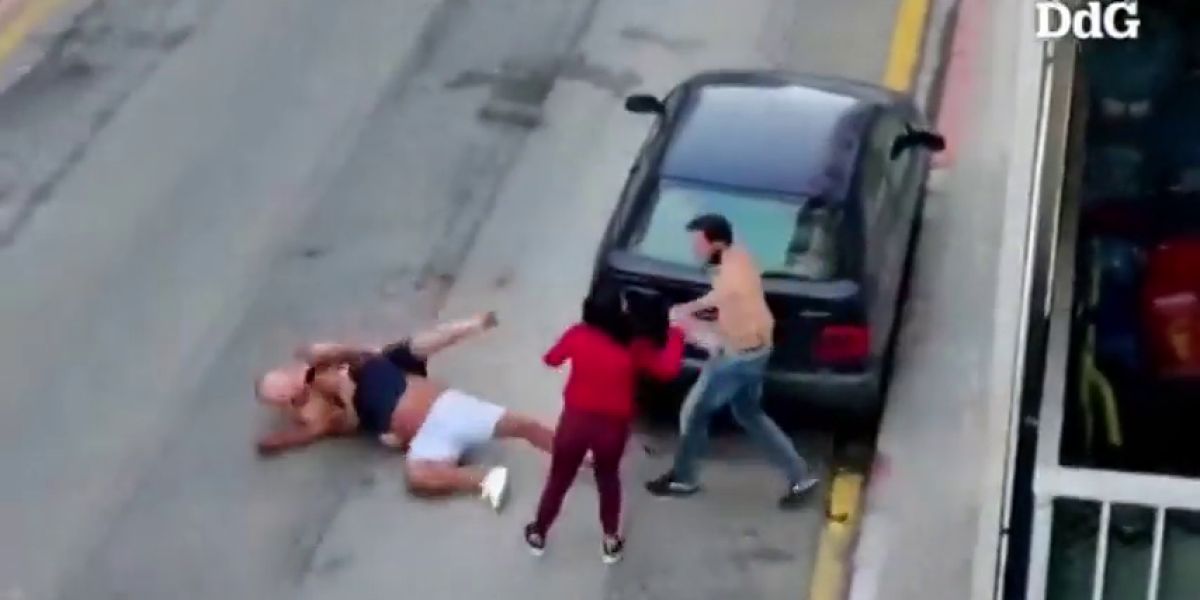 Graban una violenta pelea a puñetazos y patadas por un coche mal aparcado en Girona
