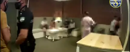 Precintan un bar en Sevilla tras hallar a a 19 personas en su interior sin mascarillla y sin distancia de seguridad Precintan un bar en Sevilla tras hallar a a 19 personas en su interior sin mascarillla y sin distancia de seguridad
