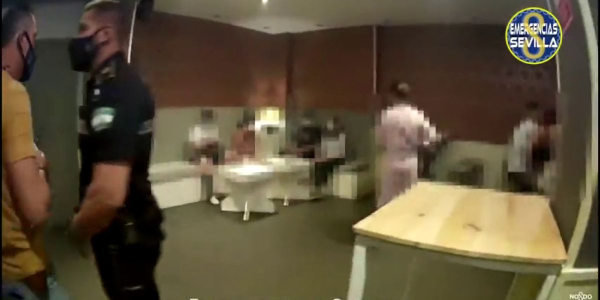 Precintan un bar en Sevilla tras hallar a a 19 personas en su interior sin mascarillla y sin distancia de seguridad