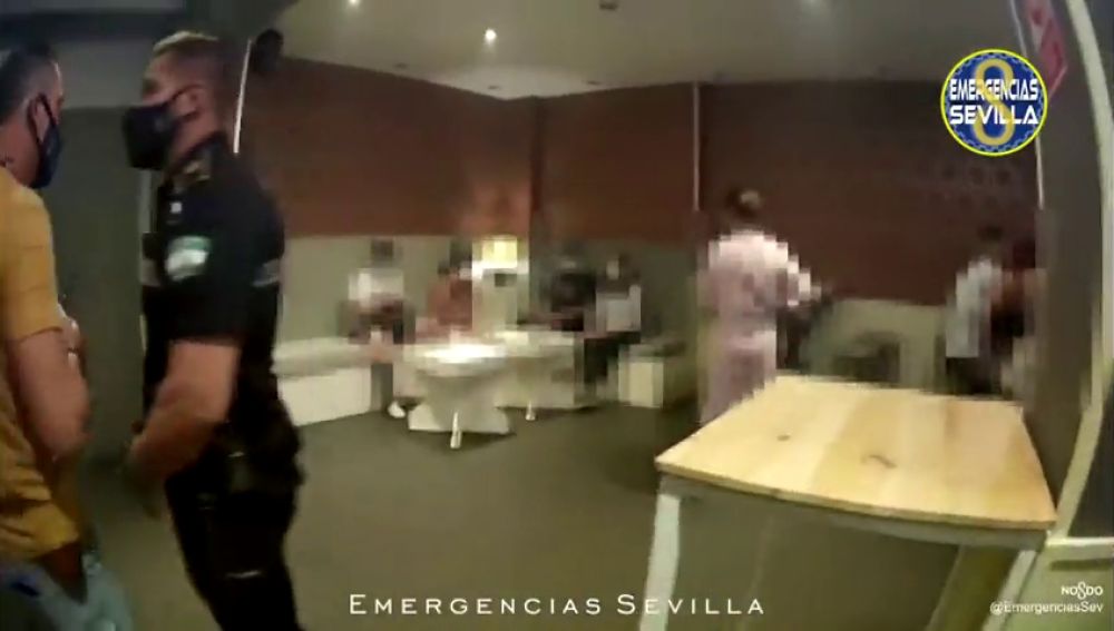 Precintan un bar en Sevilla tras hallar a a 19 personas en su interior sin mascarillla y sin distancia de seguridad