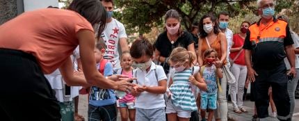 El alumnado del colegio Jesús y María de Valencia se aplica gel desinfectante durante el primer día de clase en la Comunitat Valenciana