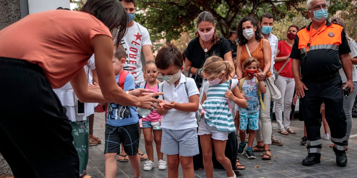 El alumnado del colegio Jesús y María de Valencia se aplica gel desinfectante durante el primer día de clase en la Comunitat Valenciana