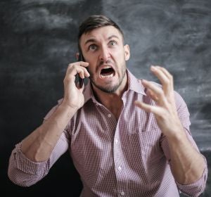 Un hombre enfadado al teléfono Un hombre enfadado al teléfono