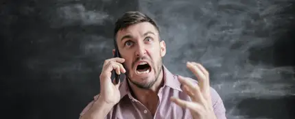 Un hombre enfadado al teléfono Un hombre enfadado al teléfono