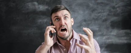 Un hombre enfadado al teléfono Un hombre enfadado al teléfono