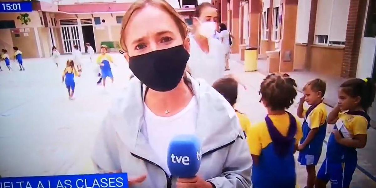 Una reportera de TVE durante un directo
