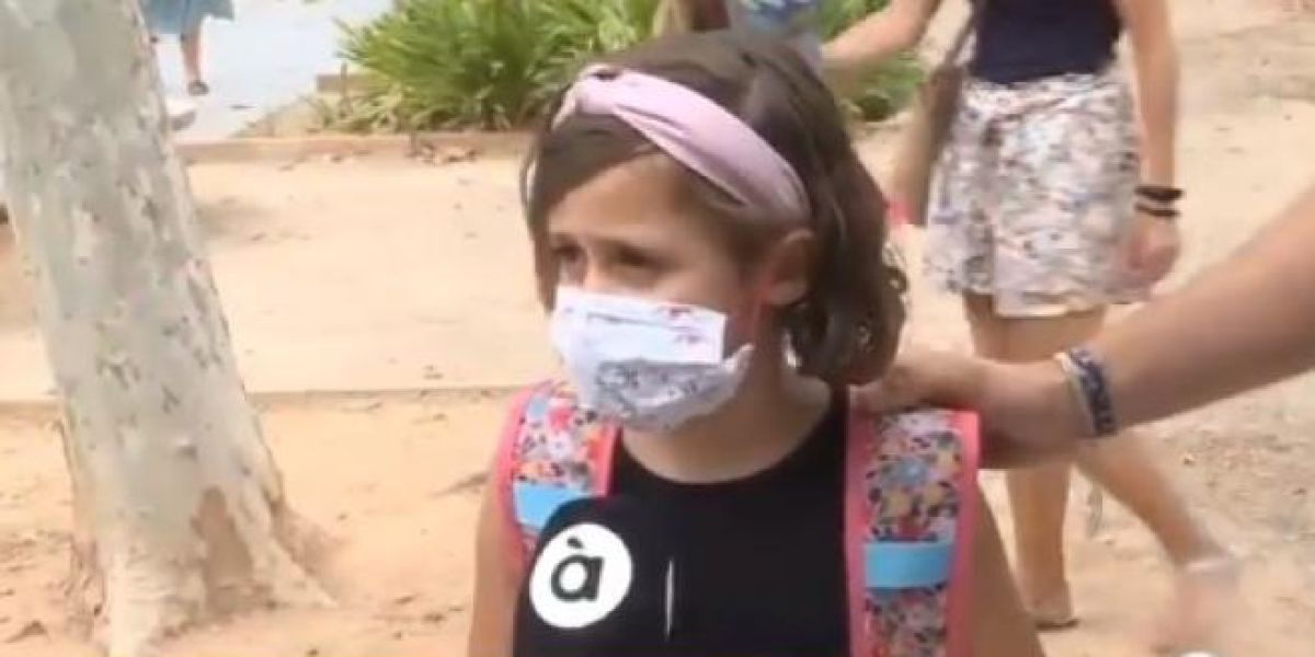 Una niña entrevistada por À Punt