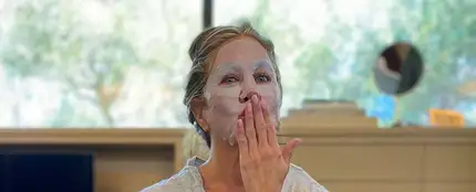 Jennifer Aniston, en pijama y mascarilla, antes de la gala de los Emmy 2020 Jennifer Aniston, en pijama y mascarilla, antes de la gala de los Emmy 2020