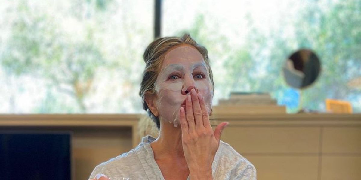 Jennifer Aniston, en pijama y mascarilla, antes de la gala de los Emmy 2020