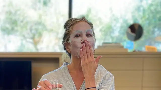 Jennifer Aniston, en pijama y mascarilla, antes de la gala de los Emmy 2020