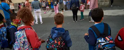 Alumnos volviendo al colegio con las nuevas medidas de seguridad Alumnos volviendo al colegio con las nuevas medidas de seguridad