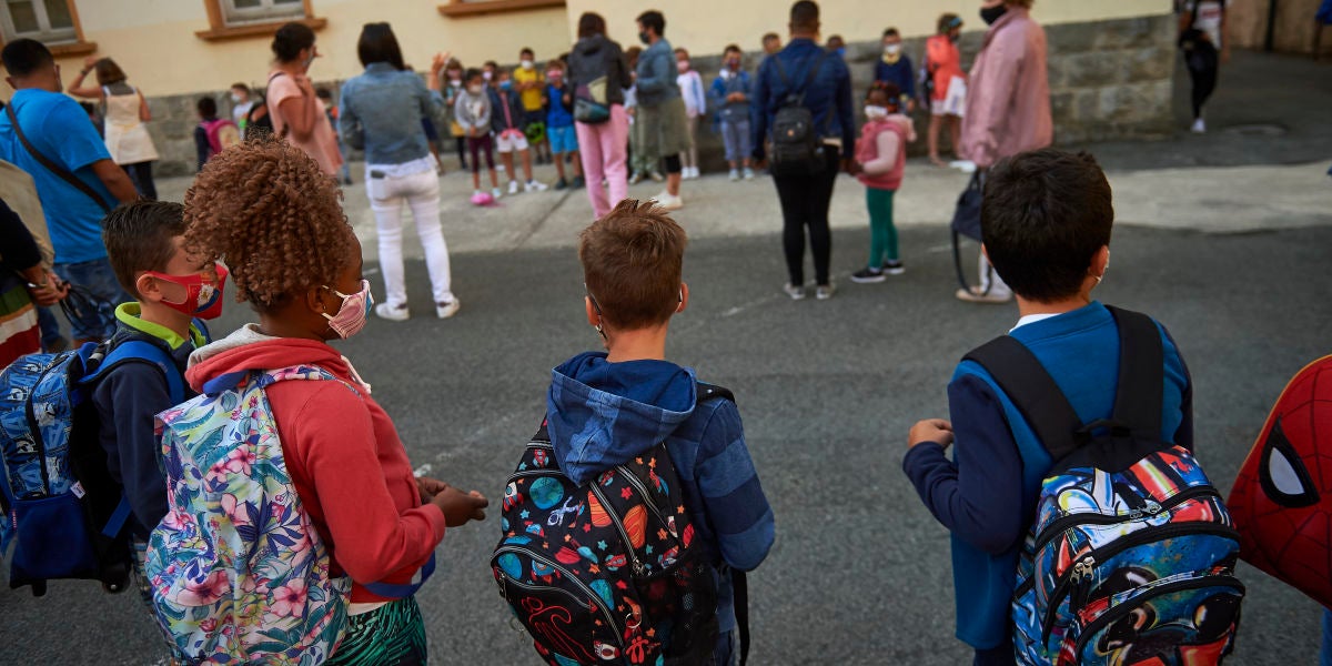 Alumnos volviendo al colegio con las nuevas medidas de seguridad