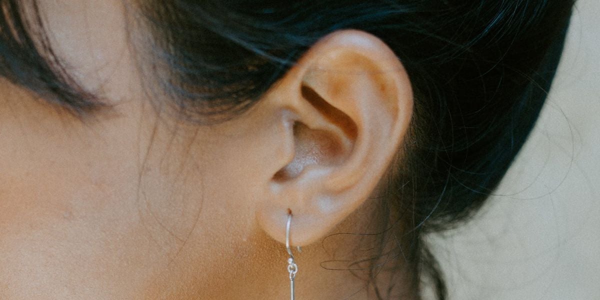 Pendiente en una oreja