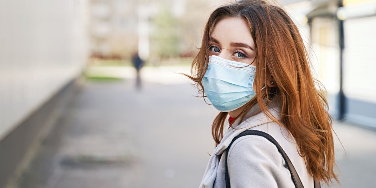 Mujer con mascarilla