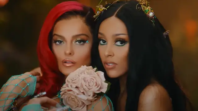 Bebe Rexha y Doja Cat en el vídeo de 'Baby, I'm Jealous'