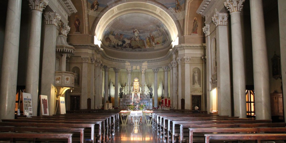 Interior de una parroquia