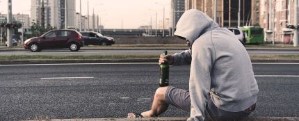 Un hombre bebiendo en la calle