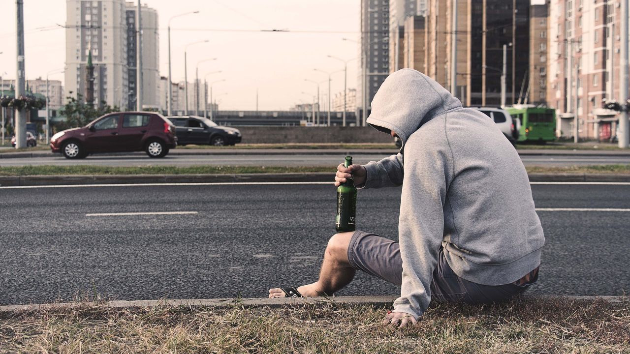 Un hombre bebiendo en la calle Un hombre bebiendo en la calle