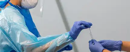 Un sanitario prepara una prueba PCR Un sanitario prepara una prueba PCR