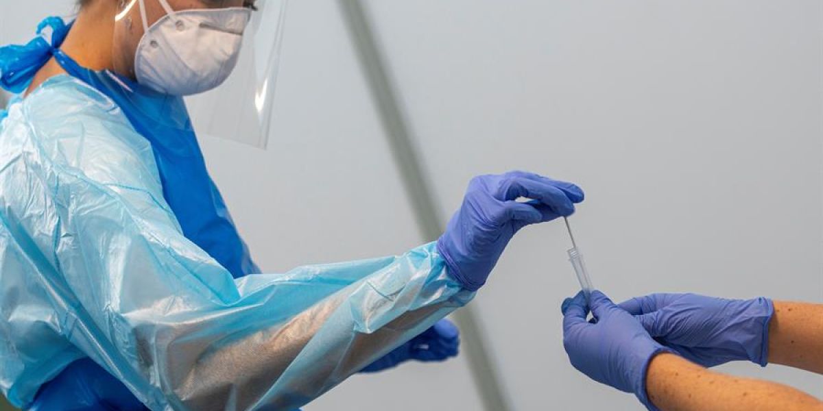 Un sanitario prepara una prueba PCR