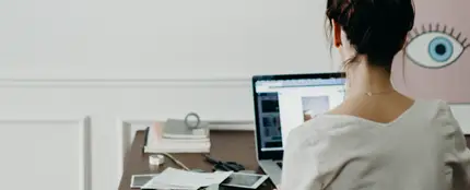 Una chica teletrabajando Una chica teletrabajando