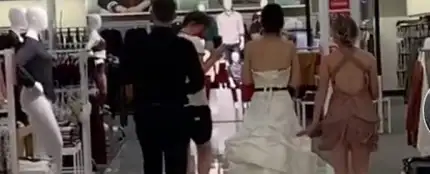 Aparece vestida de novia, con un cura y una dama de honor en el trabajo de su novio para obligarlo a casarse Aparece vestida de novia, con un cura y una dama de honor en el trabajo de su novio para obligarlo a casarse