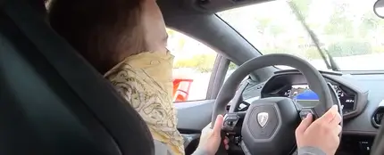 Imagen de Vicesat conduciendo un Lamborghini Huracan en una vía de servicio Imagen de Vicesat conduciendo un Lamborghini Huracan en una vía de servicio