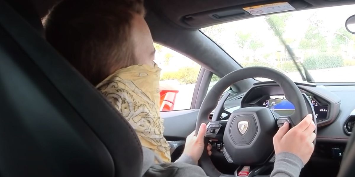 Imagen de Vicesat conduciendo un Lamborghini Huracan en una vía de servicio