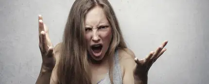 Mujer enfadada Mujer enfadada