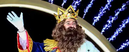 El rey Gaspar saluda desde la carroza en la Cabalgata de los Reyes Magos de 2019 El rey Gaspar saluda desde la carroza en la Cabalgata de los Reyes Magos de 2019