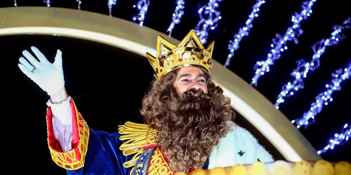 El rey Gaspar saluda desde la carroza en la Cabalgata de los Reyes Magos de Oriente el pasado 5 de enero de 2020