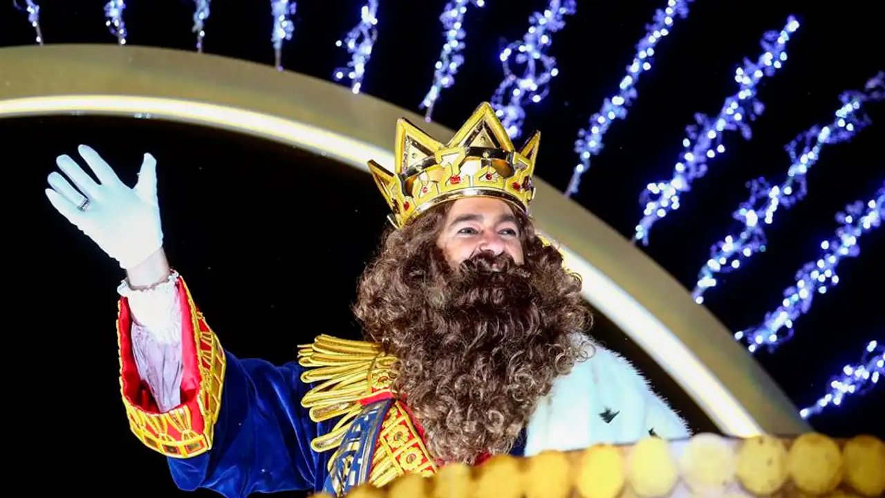 El rey Gaspar saluda desde la carroza en la Cabalgata de los Reyes Magos de 2019 El rey Gaspar saluda desde la carroza en la Cabalgata de los Reyes Magos de 2019