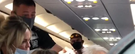 Abofeteado por su mujer tras negarse a ponerse la mascarilla en un vuelo a Tenerife Abofeteado por su mujer tras negarse a ponerse la mascarilla en un vuelo a Tenerife