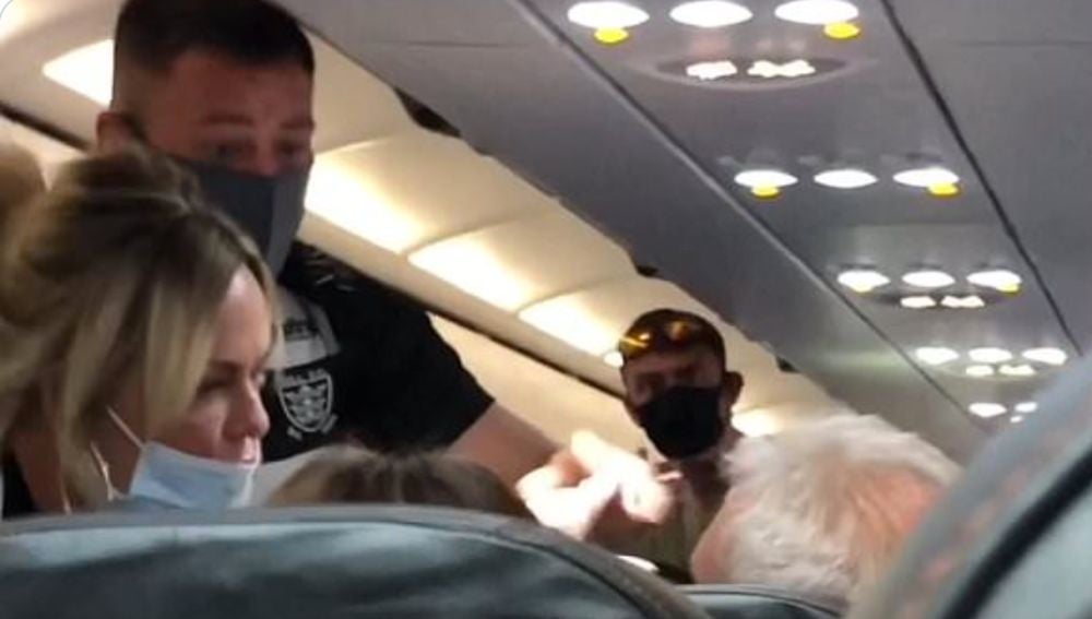 Abofeteado por su mujer tras negarse a ponerse la mascarilla en un vuelo a Tenerife 