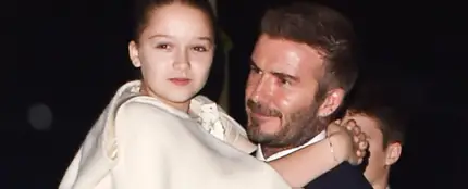 David Beckham con su hija Harper en brazos David Beckham con su hija Harper en brazos