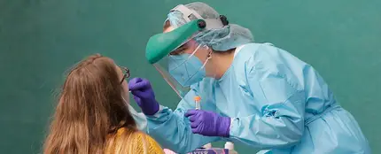 Una sanitaria realiza una prueba anticovid Una sanitaria realiza una prueba anticovid