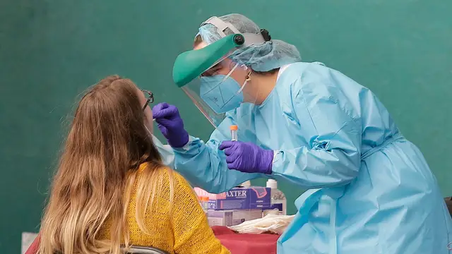 Una sanitaria realiza una prueba anticovid