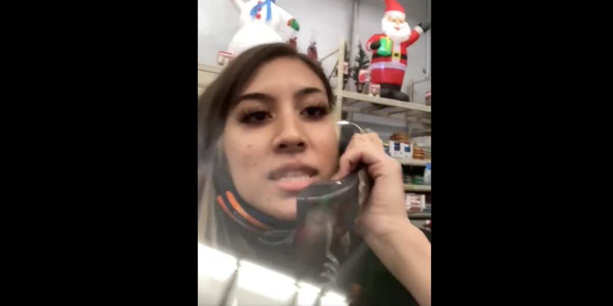 Shana anunciando por megafonía que dimite de Walmart