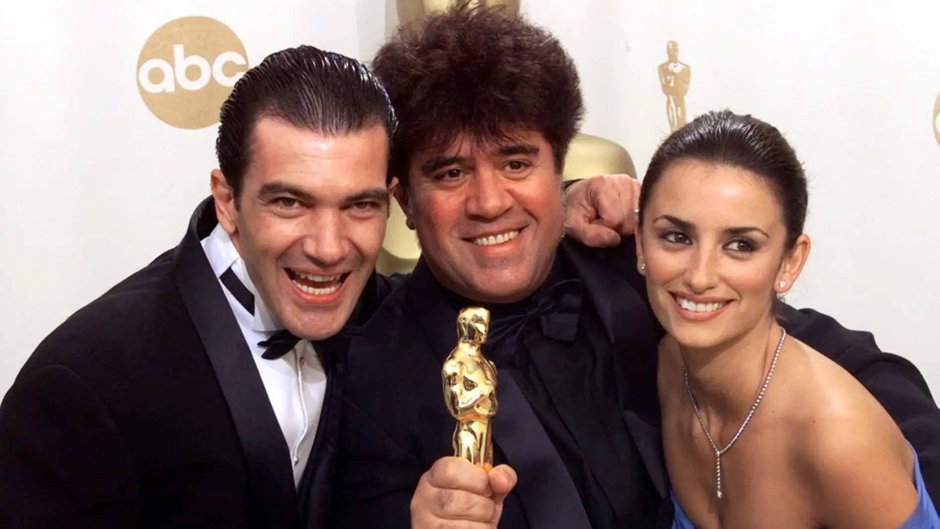 Antonio Banderas, Pedro Almodóvar y Penélope Cruz sostienen el Oscar de 'Todo sobre mi madre' title=
