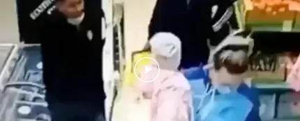 Una madre se confunde y coge en brazos a una niña que no es suya Una madre se confunde y coge en brazos a una niña que no es suya