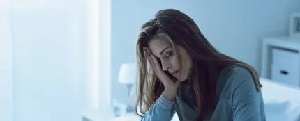 Mujer con insomnio Mujer con insomnio