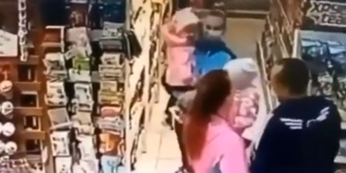 Confunde a su hija con otra en un supermercado