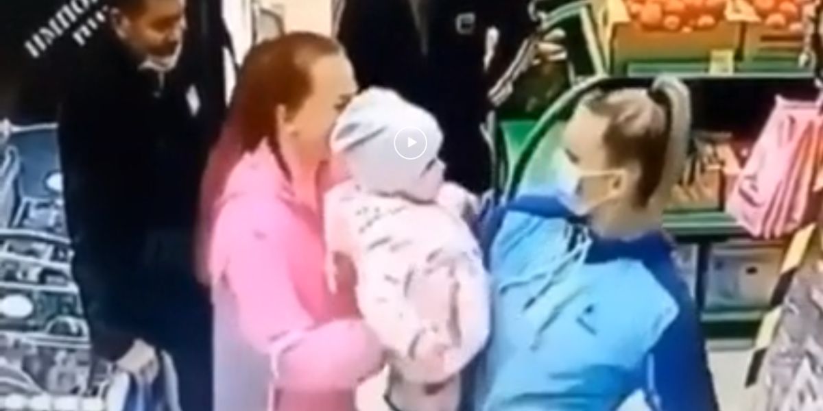 Confunde a su hija con otra en un supermercado