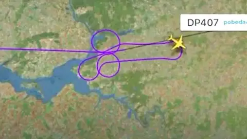 Investigan a dos pilotos rusos por dibujar un pene en el cielo con un un Boeing 737 Investigan a dos pilotos rusos por dibujar un pene en el cielo con un un Boeing 737