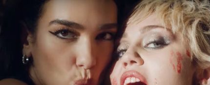 Dua Lipa y Miley Cyrus en el videoclip de &#39;Prisoner&#39;